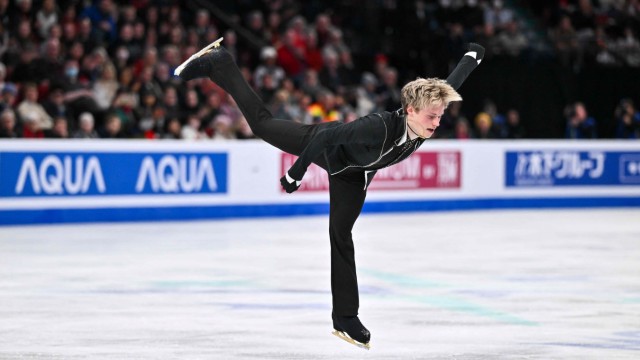 Eiskunstlauf: Der Herr der Sprünge: Weltmeister Ilia Malinin aus den USA präsentiert dem Publikum unter anderem einen Vierfachaxel.