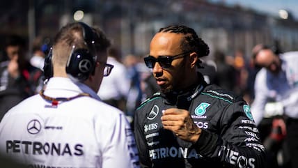 Kein Saisonstart nach Wunsch: Lewis Hamilton (r.) mit seinem Renningenieur Peter Bonnington.