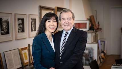 Gerhard Schröder (SPD, Bundekanzler von 1998 bis 2005), steht mit seiner Frau Kim Soyeon in seiner Kanzlei.