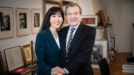 Gerhard Schröder (SPD, Bundekanzler von 1998 bis 2005), steht mit seiner Frau Kim Soyeon in seiner Kanzlei.