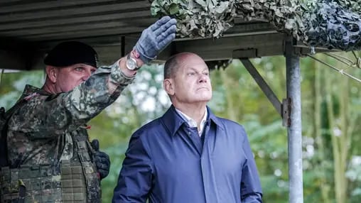 Bundeskanzler Olaf Scholz (SPD) beobachtet eine Fähigkeitsdemonstration der Territorialen Verfügungsgruppe auf dem Militärflughafen Köln-Wahn.