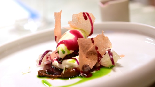 Guide Michelin: Ein kunstvoll angerichtetes Dessert im Restaurant Komu.