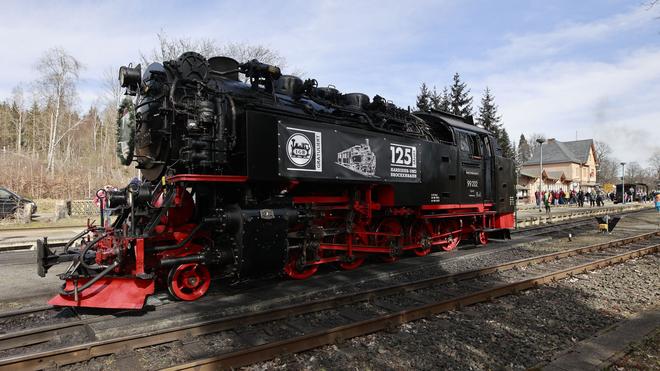 Tourismus: Eine Dampflok der Harzer Schmalspurbahnen GmbH (HSB) steht im Bahnhof Drei Annen Hohne.