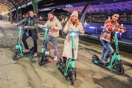 Die Jünger reisen auf E-Scootern durch die Stadt: René Casselly, (l-r), Joey Heindle, Stefanie Hertel und Petrus (Timur Ülker).