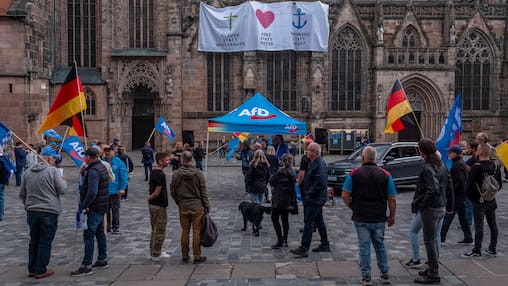 22.09.2023, AfD Kundgebung, Nürnberg: Anlässlich einer Wahlkampfkundgebung der rechtsextremen Partei Alternative für Deutschland AfD kamen am Freitagabend rund 70 Personen auf den Sebalder Platz vor der Sebalduskirche. Demgegenüber protestierten rund 300 Personen gegen die Rechtsextremisten. Sebalder Platz Bayern Deutschland AfD Kundgebung Nürnberg 22092023-18 *** 22 09 2023, AfD rally, Nuremberg On the occasion of an election campaign rally of the far-right party Alternative for Germany AfD, about 70 people came to Sebalder Platz in front of the Sebaldus Church on Friday evening In contrast, about 300 people protested against the right-wing extremists Sebalder Platz Bavaria Germany AfD rally Nuremberg 22092023 18