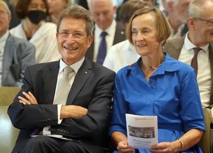 Wolfgang Huber, Bischof i. R., und seine Frau Kara in der Französischen Friedrichstadtkirche im Bezirk Mitte zu Beginn der Andacht anlässlich seines 80. Geburtstags.