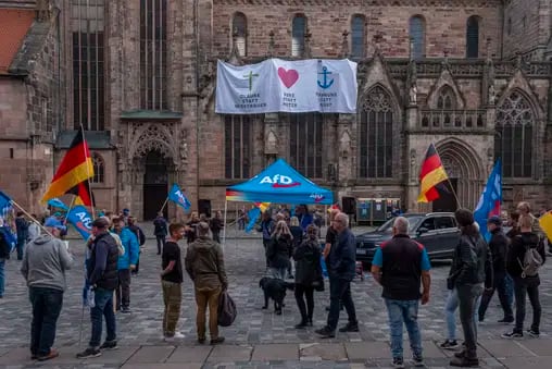 22.09.2023, AfD Kundgebung, Nürnberg: Anlässlich einer Wahlkampfkundgebung der rechtsextremen Partei Alternative für Deutschland AfD kamen am Freitagabend rund 70 Personen auf den Sebalder Platz vor der Sebalduskirche. Demgegenüber protestierten rund 300 Personen gegen die Rechtsextremisten. Sebalder Platz Bayern Deutschland AfD Kundgebung Nürnberg 22092023-18 *** 22 09 2023, AfD rally, Nuremberg On the occasion of an election campaign rally of the far-right party Alternative for Germany AfD, about 70 people came to Sebalder Platz in front of the Sebaldus Church on Friday evening In contrast, about 300 people protested against the right-wing extremists Sebalder Platz Bavaria Germany AfD rally Nuremberg 22092023 18