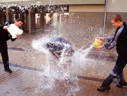 „Smigus dyngus“ heißt das verrückte Ritual aus Polen. An Ostern werden Menschen (hauptsächlich Frauen) mit Wasser bespritzt.