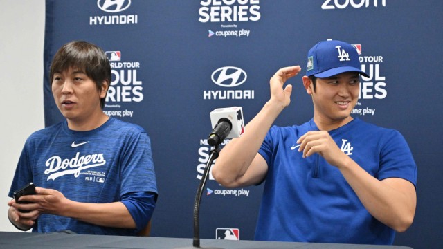 Baseball-Star Shohei Ohtani: Vor ein paar Wochen noch das übliche Bild: Ohtani mit Übersetzer Ippei Mizuhara (links).