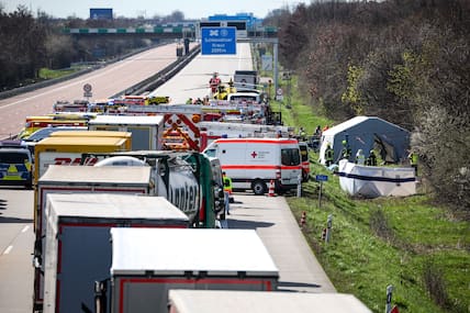 Der Bus ist offenbar bei dem Unfall von der Fahrbahn abgekommen und im Graben gelandet.