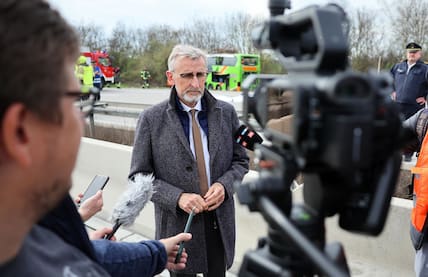 Armin Schuster (CDU, M), Innenminister von Sachsen, gibt an der Unfallstelle auf der A9 ein Pressestatement.