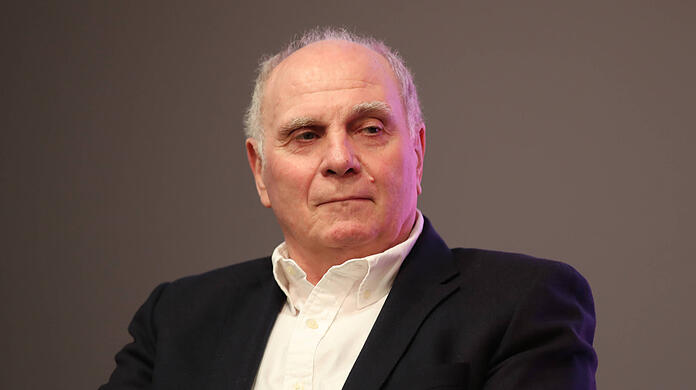 Mit dem Tennisballprotest der Bayern-Fans war Ehrenpräsident Uli Hoeneß alles andere als zufrieden und machte diesen ursächlich für die Niederlage.