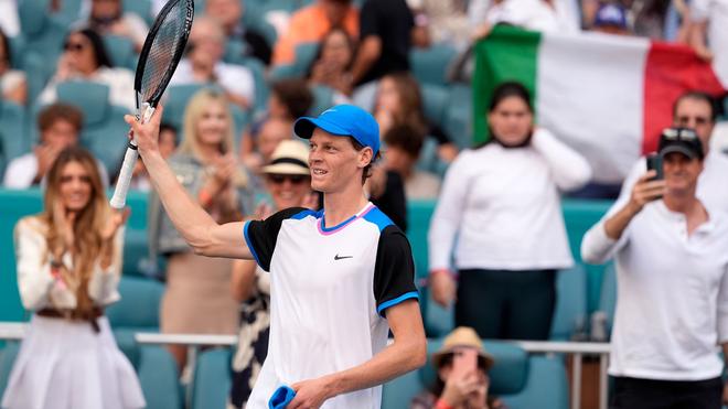 Fotografie: Tennis: Jannik Sinner (Italien) kann sich bei den Miami Open gegen Daniil Medwedew durchsetzen und gewinnt im Halbfinale.