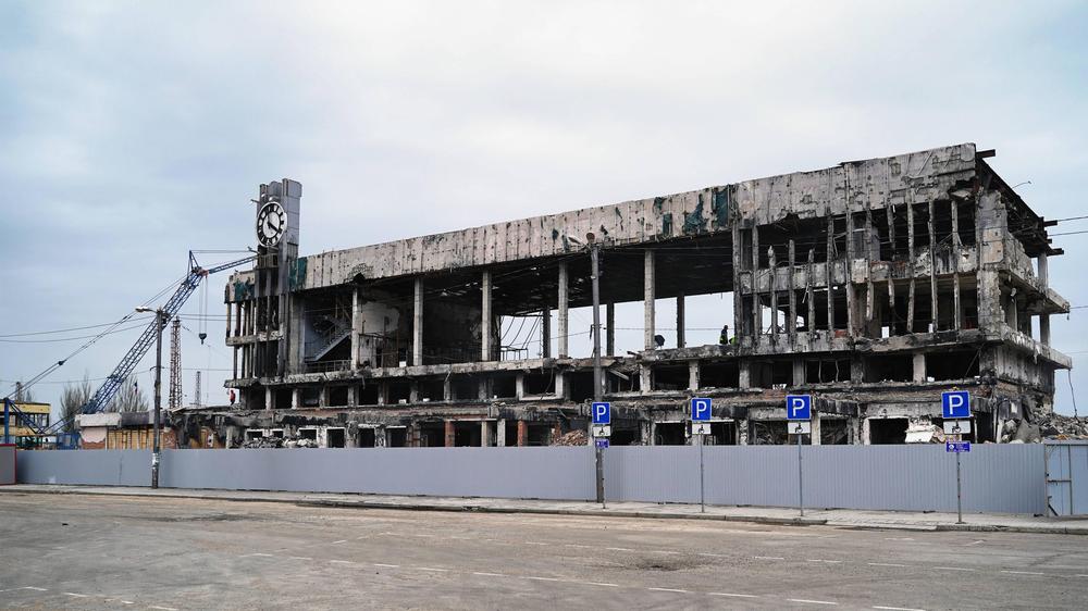 Infrastruktur im Ukraine-Krieg: Die russischen Besatzer bauen den zerstörten Bahnhof von Mariupol zum Verkehrsknotenpunkt um.