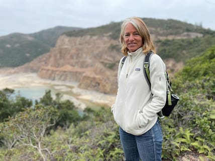 Die besten Wandertouren durch Hongkong kennt Gabi Baumgartner, die 1996 in die Sonderverwaltungszone übergesiedelt ist und nun Besucherinnen und Besucher durch die Landschaft führt.