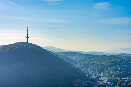 Vom „Bergweltenweg“ im Teutoburger Wald zeigen sich schöne Ausblicke auf den Jakobsberg.