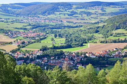 Blick von Umpfen nach Fischbach: Der „Hexenpfad“ führt durch eine idyllische Hügellandschaft.