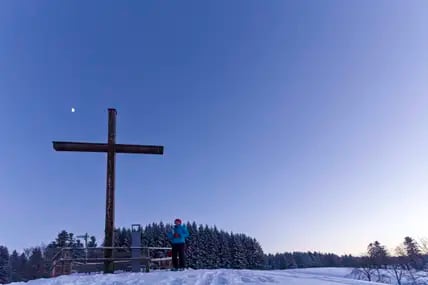 Die Martinshöhe im Allgäu: Im Winter führen Schneeschuhtouren hinauf.