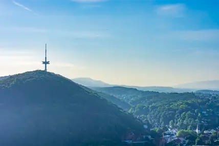 Vom „Bergweltenweg“ im Teutoburger Wald zeigen sich schöne Ausblicke auf den Jakobsberg.