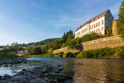 Die Tour durch die „Grüne Hölle“ startet im idyllischen Ort Bollendorf