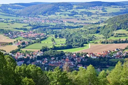 Blick von Umpfen nach Fischbach: Der „Hexenpfad“ führt durch eine idyllische Hügellandschaft.