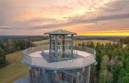 Schwarzwaldromantik: Auf dem Aussichtsturm Himmelsglück bei Schömberg lassen sich schöne Sonnenaufgang- und untergänge erleben.