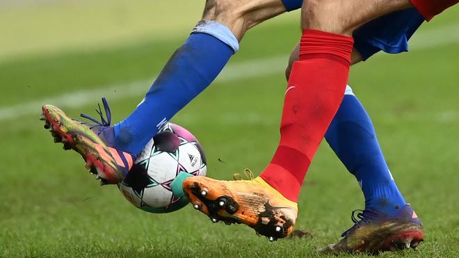 Fußball: Zwei Fußballspieler kämpfen um den Ball.