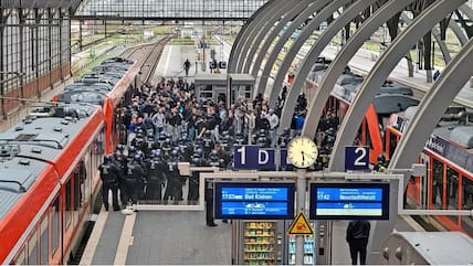 Die Polizei hindert die Rostocker Fans daran, den Lübecker Hauptbahnhof zu verlassen.