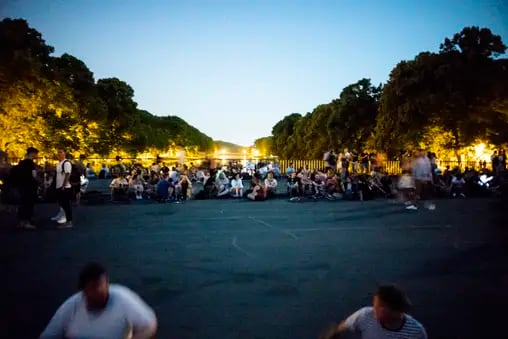 Jugendliche genießen die warme Sommernacht auf der Sachsenbrücke.