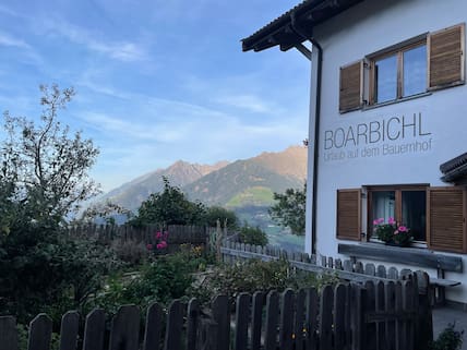 Der Boarbichl-Hof ist ein Bergbauernhof bei Schenna.