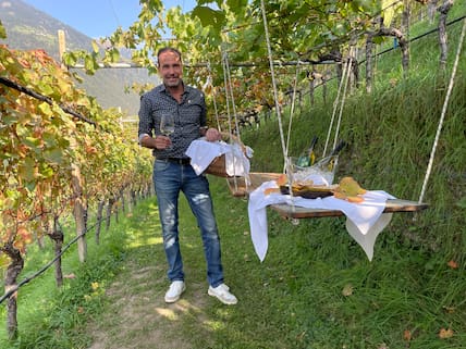 Karl Pichler vom Weingut Innerleiter hat einen lehrreichen Weinweg gestaltet, auf dem er Führungen anbietet.