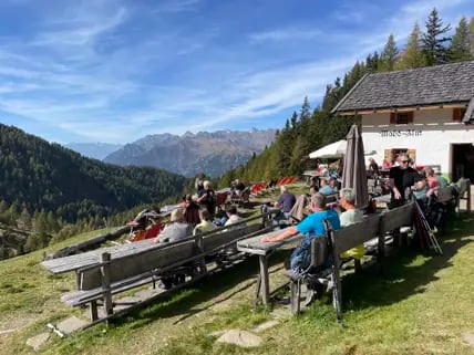 Die Mahd-Alm bei Schenna ist besonders beliebt bei Wanderinnen und Wanderern.