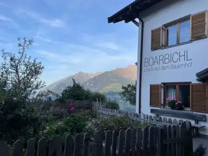 Der Boarbichl-Hof ist ein Bergbauernhof bei Schenna.