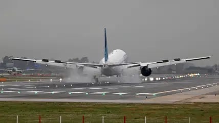 Flugzeug bei der Landung von hinten fotografiert.