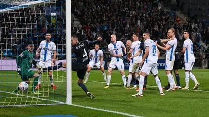 Darmstadt schaut zu, wie Philipp Hofmann das 1:0 für Bochum erzielt.