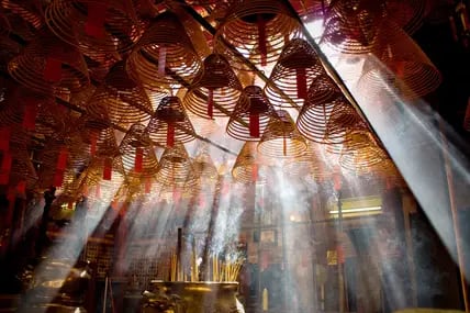 Blick in einen Tempel, in dem die Sonne reinscheint und den Nebel anleuchtet.