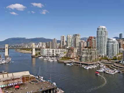 Blick auf die Skyline von Vancouver bei schönem Wetter.