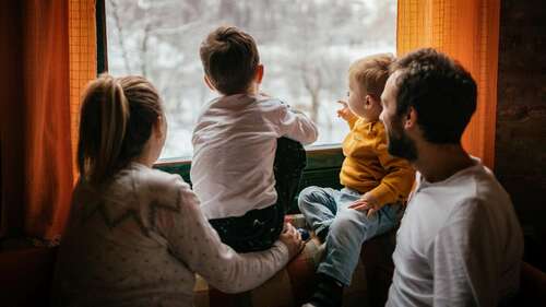 Elterngeld: Wenn beide Eltern im Job kürzertreten für die Kinderbetreuung, können sie mehr Elterngeld bekommen.