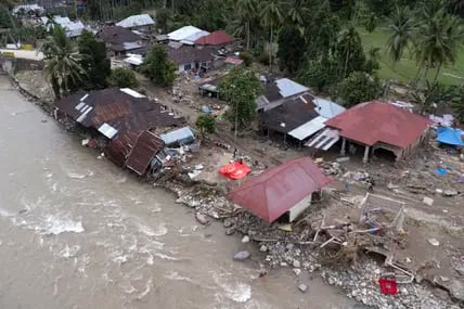 Durch eine Sturzflut beschädigte Häuser stehen am 13. März 2024 im indonesischen Pesisir Selatan, West-Sumatra.