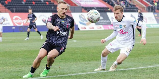 Zwei Spieler im Kampf um den ball an der Strafraumgrenze