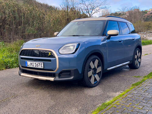 A blue-grey mini countryman SE