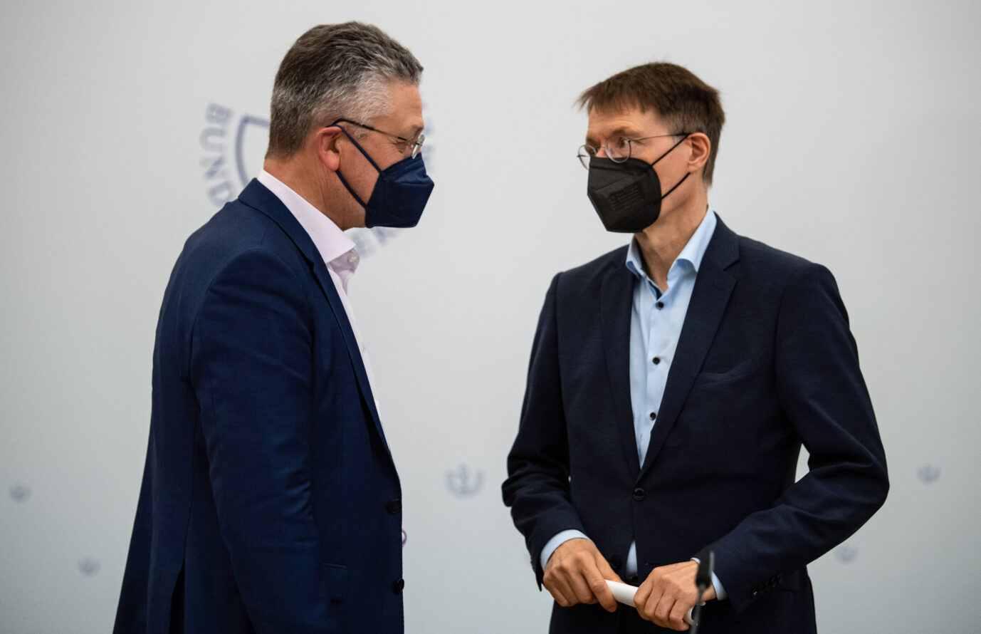 Karl Lauterbach (SPD), Bundesgesundheitsminister und Lothar Wieler (l), RKI-Präsident sprechen bei einer Pressekonferenz zum Thema Affenpocken am Rande des Ärztetages. Der 126. Deutsche Ärztetag findet vom 24.05 bis zum 27.05.2022 in Bremen statt.