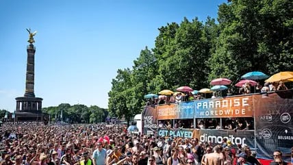 Berlin im Sommer 2023:  Die neue Parade von Dr. Motte namens „Rave the Planet“ zieht mit Hunderttausdenden Besuchern durch die Hauptstadt.