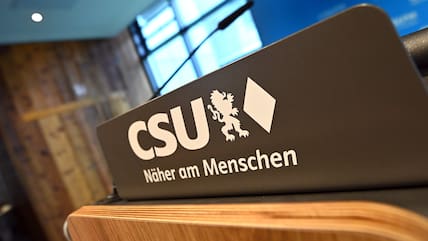 Ein Rednerpult mit dem Slogan „CSU – Näher am Menschen“