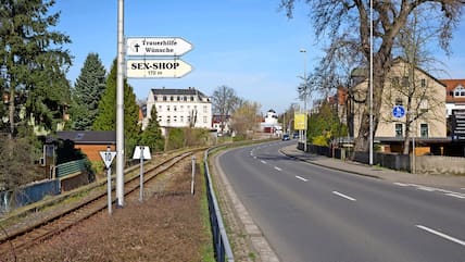 Die Eltern von Eike Wächtler-Rudolph nannten ihren Laden „Sex-Shop“, um sich von der Konkurrenz abzuheben. Die Schilder in Oschatz sind aber geblieben, auch wenn die Tochter lieber von Erotikshop spricht. 