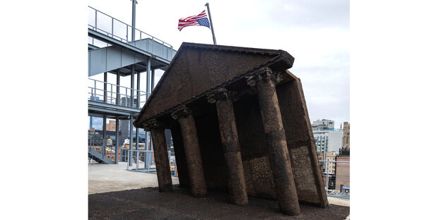 Skulptur zeigt den ramponierten Eingangsbereich des Weissen Hauses in Washington, aber die US Flagge ist intakt