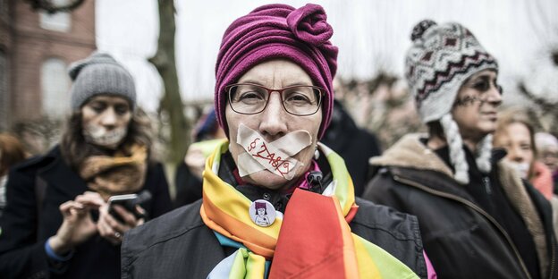 Frauen haben sich bei einer Demonstration gegen den Paragraphen 218 die Münder mit Klebeband zugeklebt