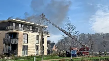 In Bad Bramstedt löschte die Freiwillige Feuerwehr am Sonntag vier brennende Solarpaneele.