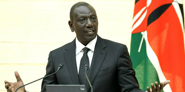 William Ruto gestikulierend an einem Rednerpult