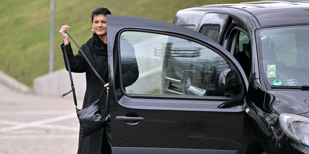 Sahra Wagenknecht (BSW) steigt in Erfurt aus einem Auto, um eine Kampagne ihrer neuen Partei 